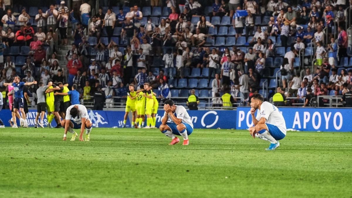 Los jugadores del Tenerife, apesadumbrados anoche.  | | CARSTEN W. LAURITSEN