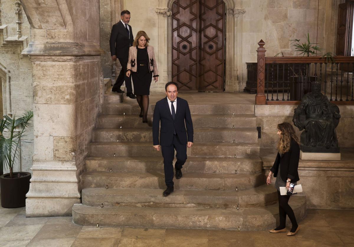 Juanfran Pérez Llorca baja las escaleras del Palau para anunciar su Consell, este miércoles.