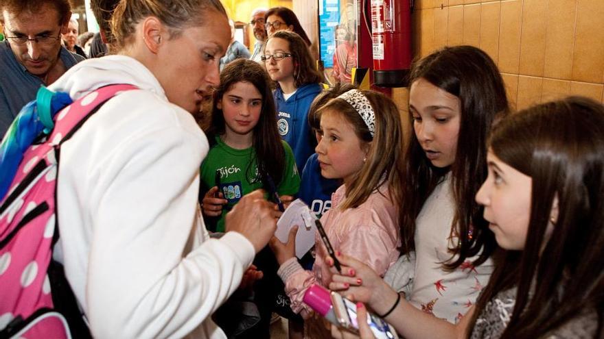 Mireia Belmonte visita el Club de Natación Santa Olaya