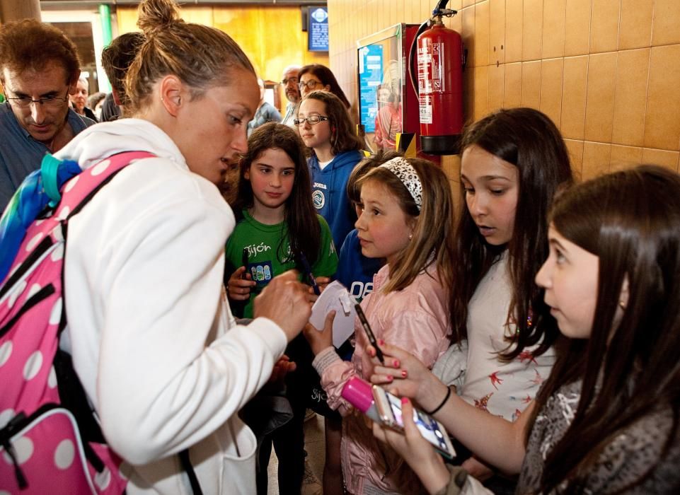 Mireia Belmonte visita el Club de Natación Santa Olaya