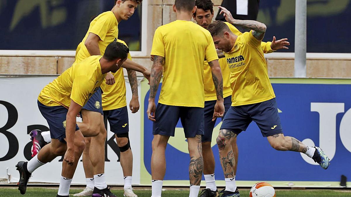 Un grupo de futbolistas del Villarreal, en el entrenamiento a puerta cerrada.  | GABRIEL UTIEL BLANCO