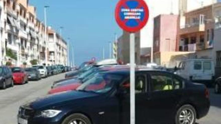 Los coches aparcan en el canal de La Mata obviando el riesgo