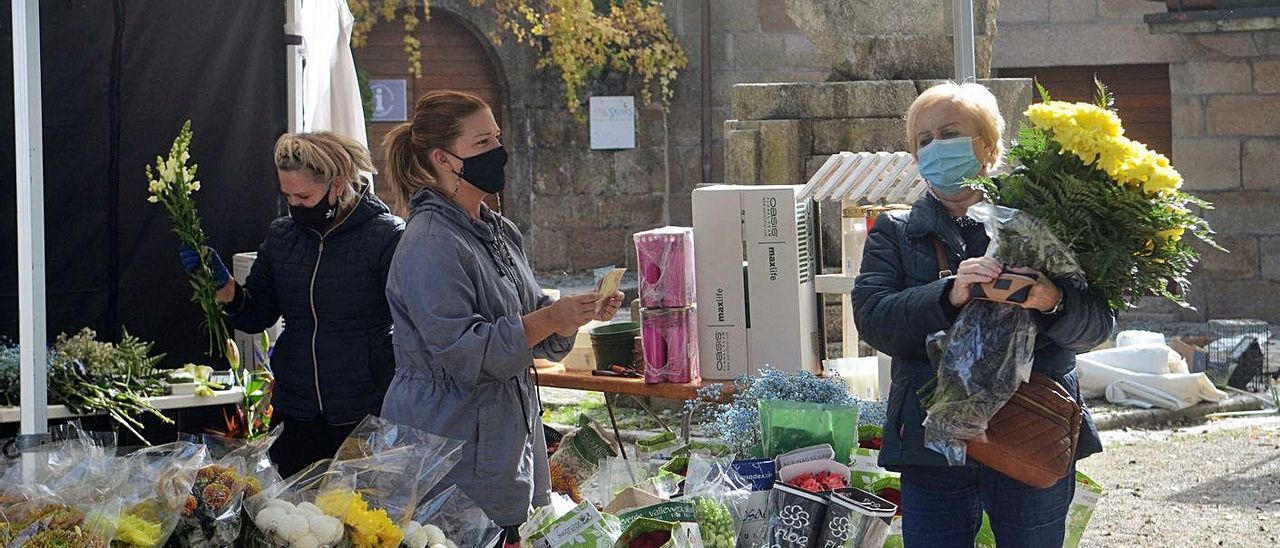 El mercado de Cambados se desarrolla al aire libre y bajo carpas individuales por puestos en el Paseo da Calzada.   | // N.PARGA