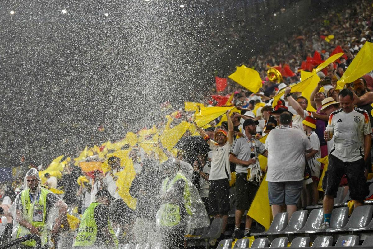 Una fuerte lluvia cae sobre el estadio BVB en Dortmund durante el partido de octavos de final de la Eurocopa 2024 entre Alemania y Dinamarca. El partido ha sido suspendido durante un rato