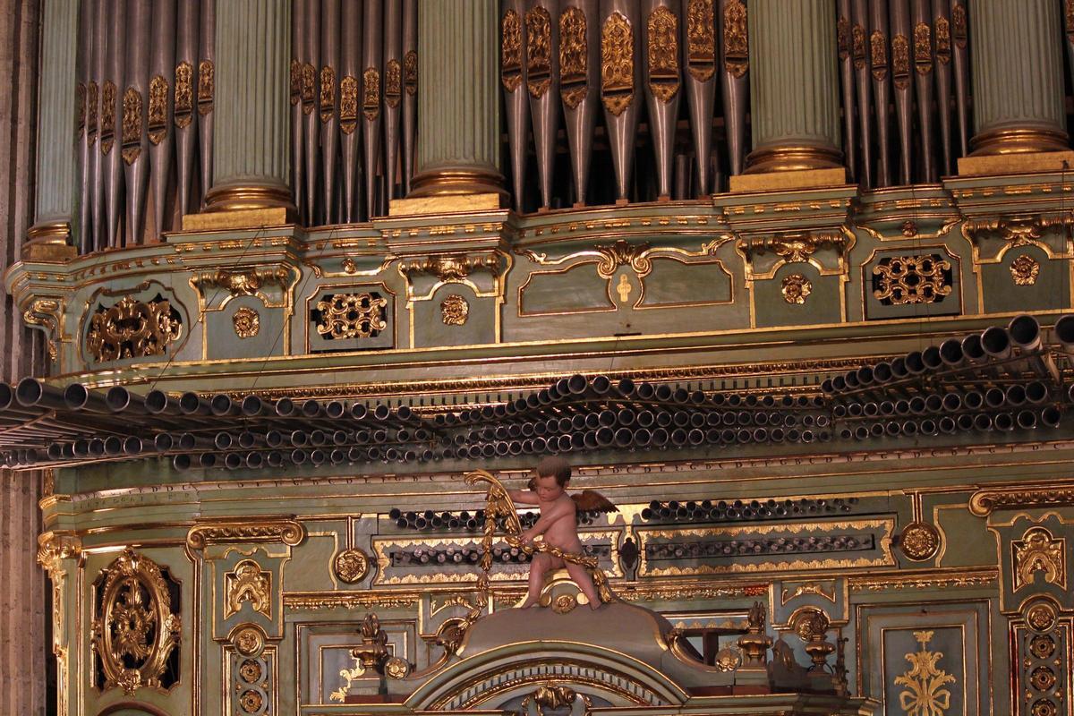 MÁLAGA detalle fachada al coro del órgano de la Epístola.