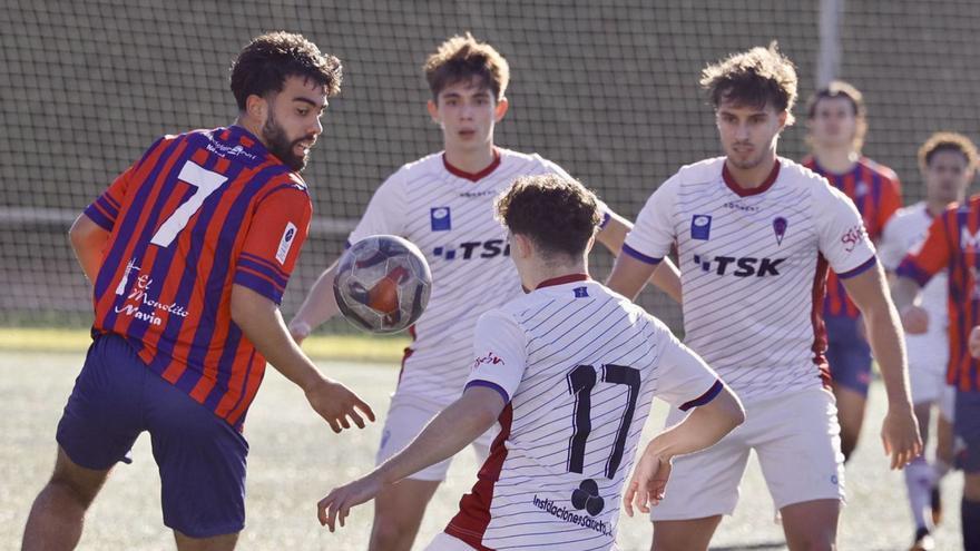 Una acción del encuentro de ayer disputado en Covadonga entre el Roces y el Andés.  | MARCOS LEÓN