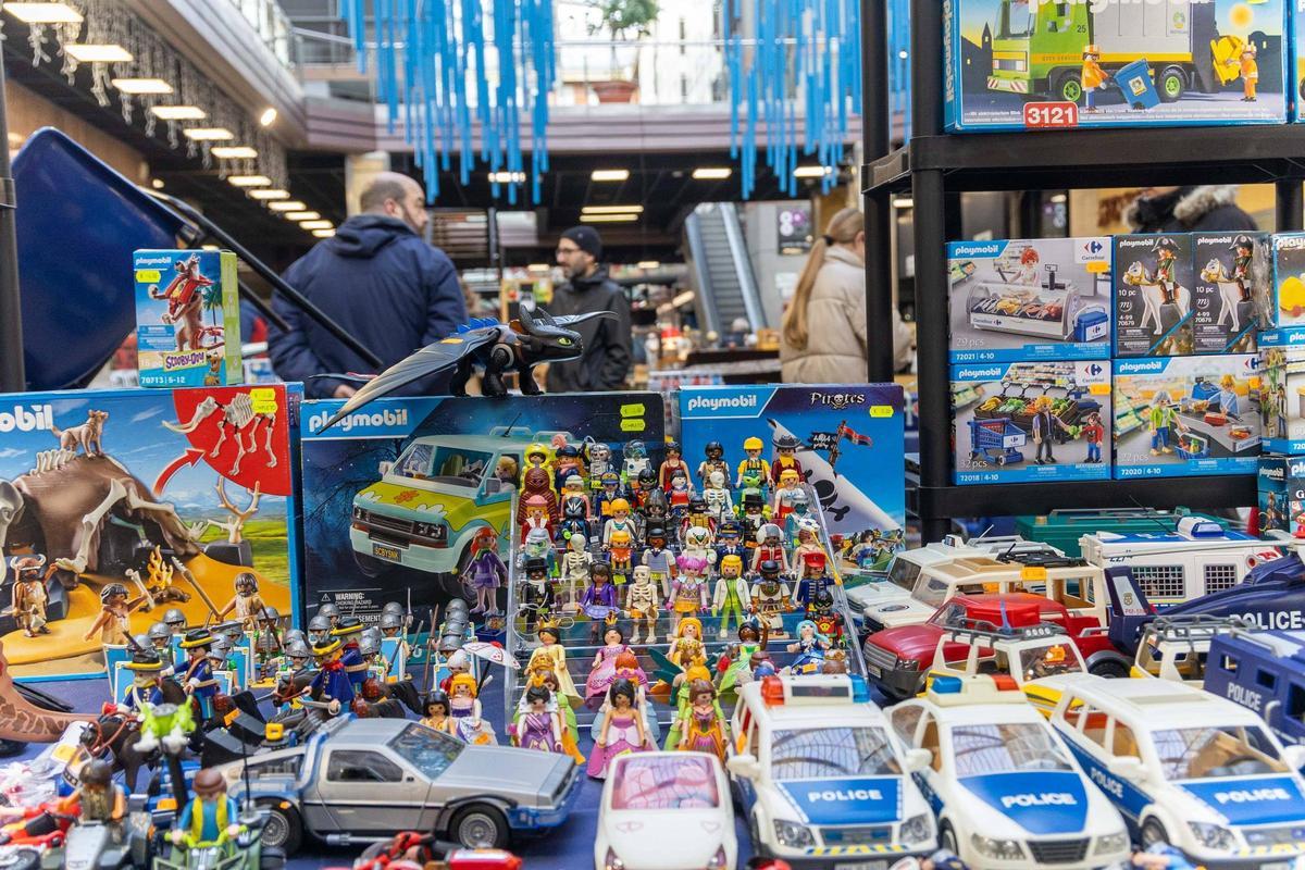 Do aritmómetro ao Playmobil sen esquecer o máis 'vintage': a Feira de Antigüidades triunfa en Área Central