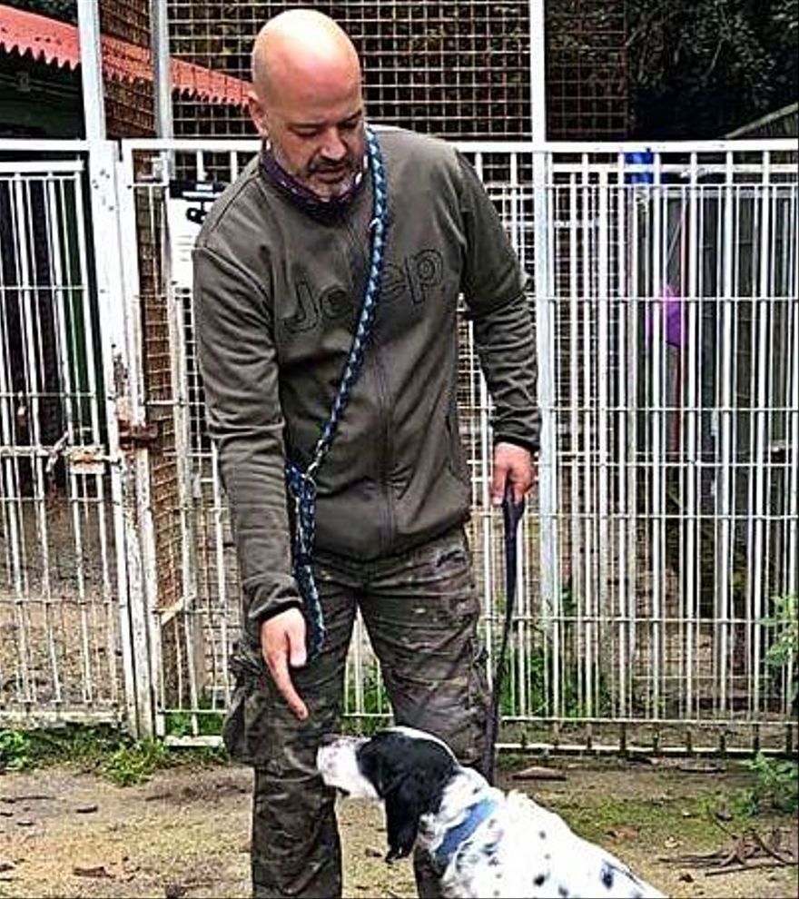 Ambrosio, con un perro en el albergue de animales de Mieres.