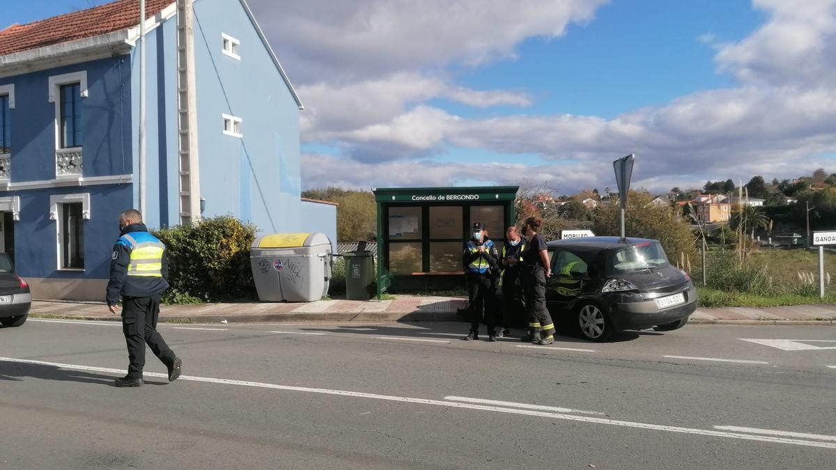 El turismo que presuntamente se saltó el STOP y chocó contra el camión fue abandonado en el lugar del accidente por su/s ocupante/s.