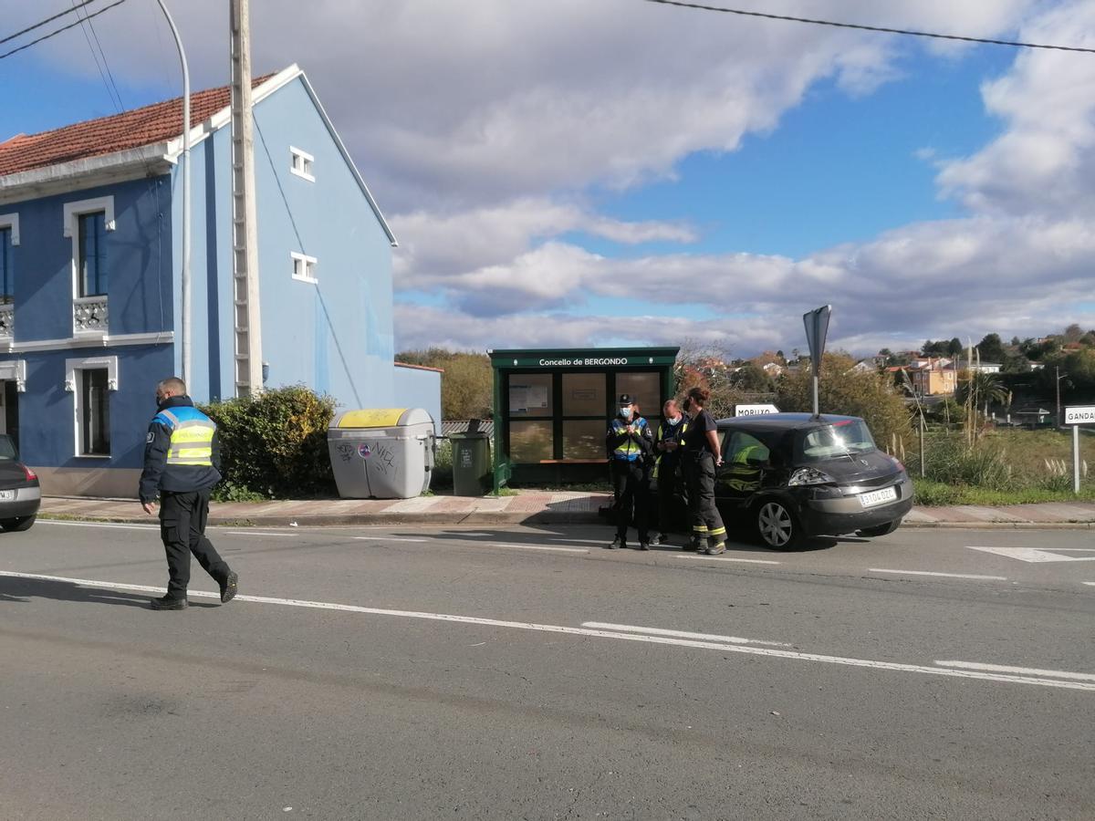 El turismo que presuntamente se saltó el STOP y chocó contra el camión fue abandonado en el lugar del accidente por su/s ocupante/s.
