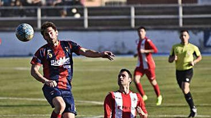 Vico pugna per la pilota davant la mirada del golejador berguedà Sua