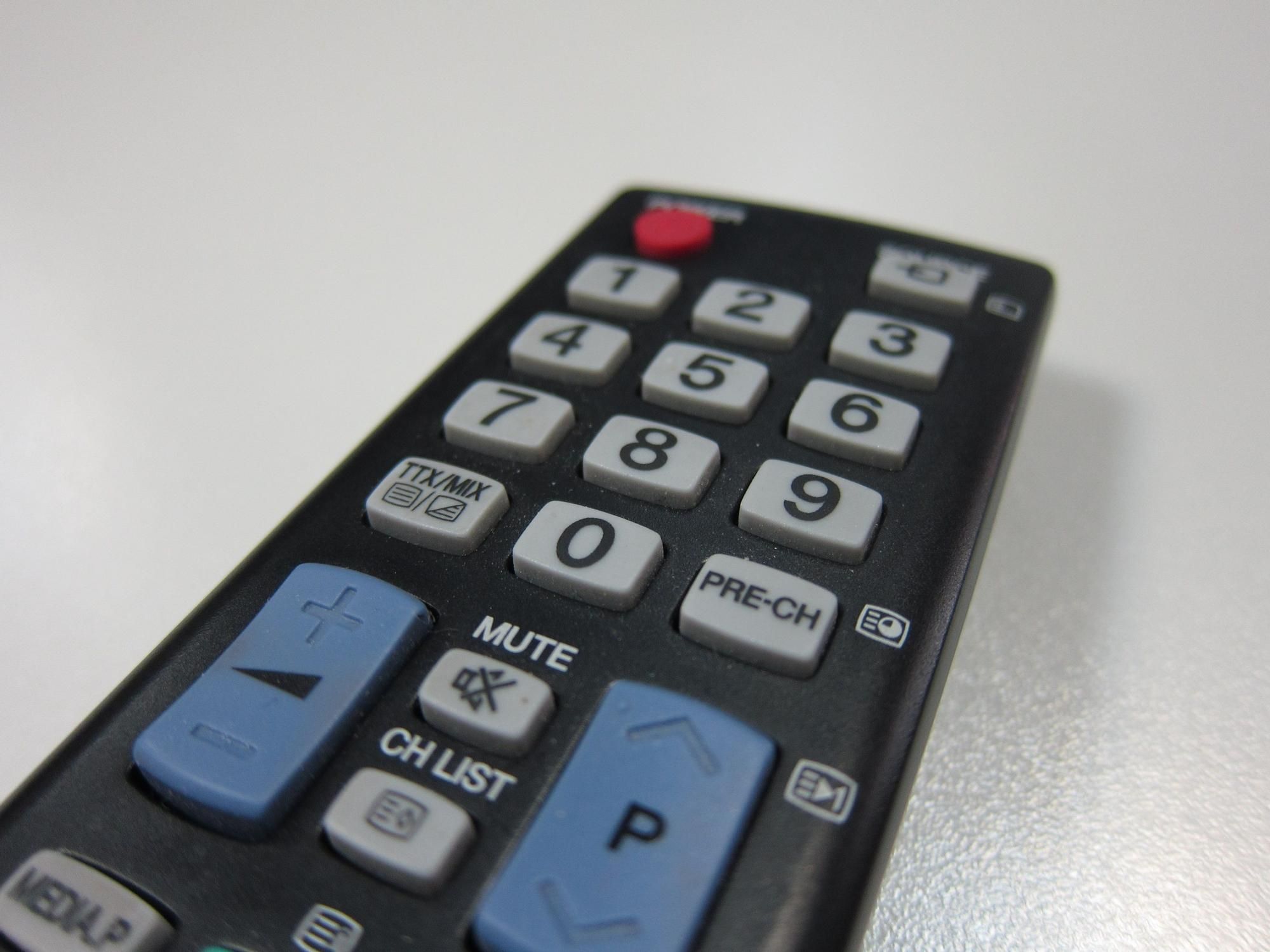 No esperes al apagón, la TDT ya tiene muchos canales en HD: cómo  resintonizar tu televisor para encontrarlos