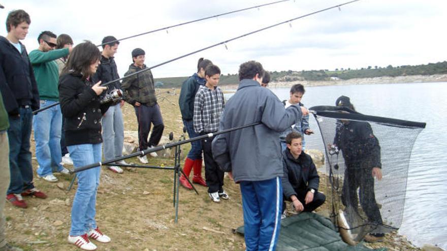 Los alumnos del centro zamorano, practicando en el embalse del Esla