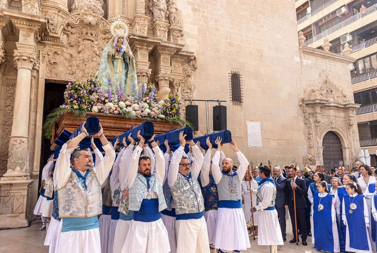 El Domingo de Resurreccion llena de luz las calles de Alicante