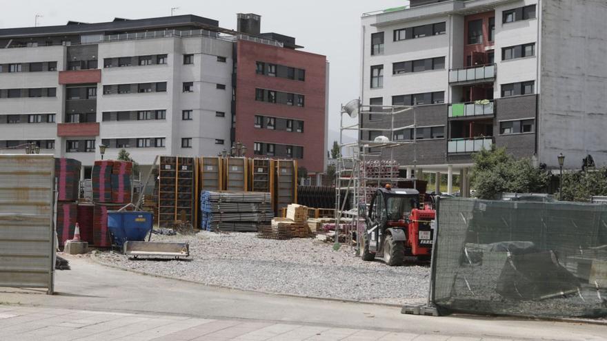 Un bloque de pisos en construcción cerca del nuevo HUCA. | Fernando Rodríguez