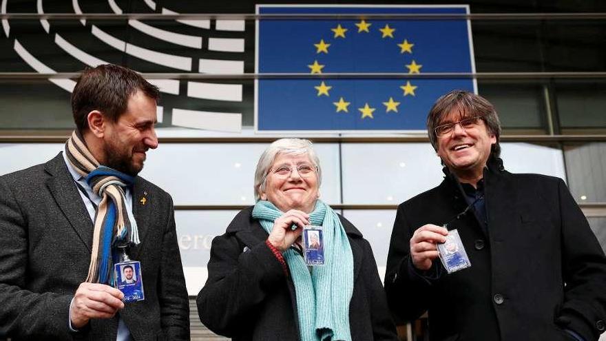 Ponsatí ya es eurodiputada  |  La exconsejera de Educación catalana, Clara Ponsatí, huida junto a Carles Puigdemont en 2017, ya tiene la credencial provisional que la acredita como miembro del Parlamento Europeo. &quot;Esta es una foto que no querían y la tienen&quot;, afirmó el expresidente de la Generalitat a las puertas de la Cámara en Bruselas. &quot;Acabo de incorporarme como miembro del Parlamento Europeo con la representación de centenares de miles de catalanes que dieron apoyo a la lista de Lliures per Europa&#039;, subrayó la exconsejera. En la imagen, Ponsatí, que buscó refugió en Escocia, flanqueada por Toni Comín y Puigdemont.