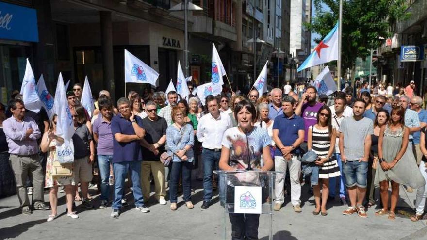 Ana Pontón, ante un grupo de militantes y cargos electos del BNG, presentó la candidatura de Pontevedra en la calle Benito Corbal. // G.S.
