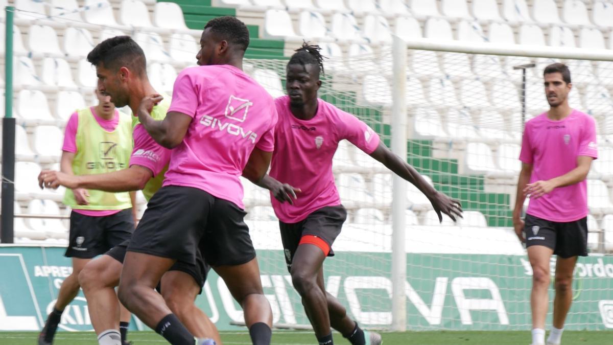 Djak Traoré disputa un balón a Willy Ledesma, este jueves, durante el entrenamiento del Córdoba CF en El Arcángel.