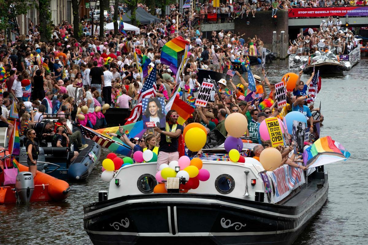 Celebran el desfile anual del orgullo LGTB+ por el Canal en Ámsterdam