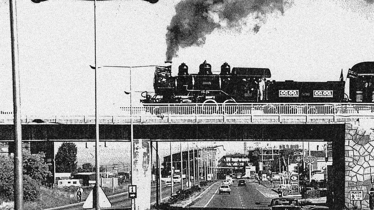 Arrrastrado por una Baldwin, tren especial para el homenaje al jubilado ferroviario por Comisiones Obreras. 1988