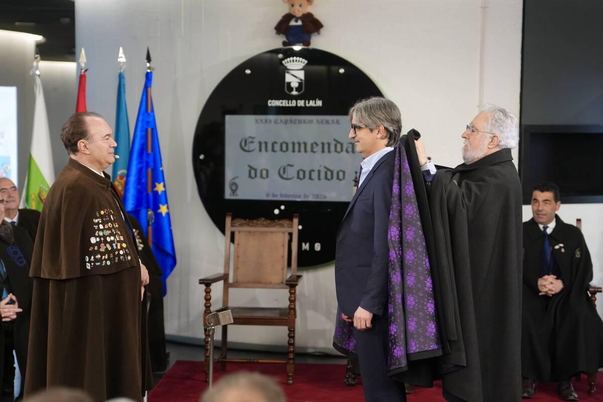 Xosé Crespo, izquierda y Santalices, derecha, imponen la capa al cirujano y pregonero Diego Rivas