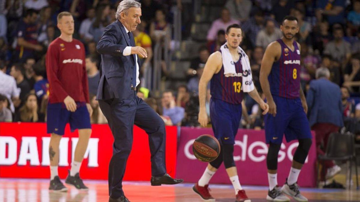 Svetislav Pesic trata de emular a Leo Messi en el intermedio