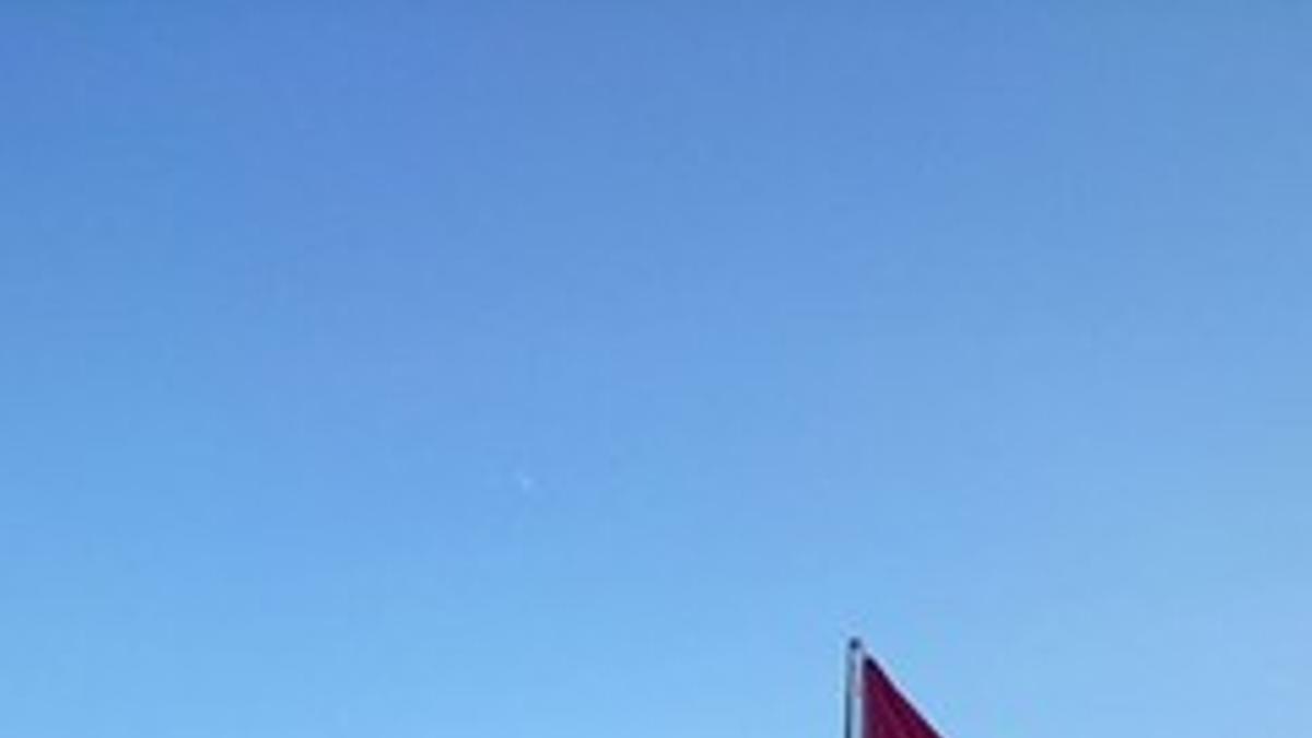La playa de Sant Francesc de Blanes ha izado la bandera roja por la presencia, este lunes, de cinco rayas.