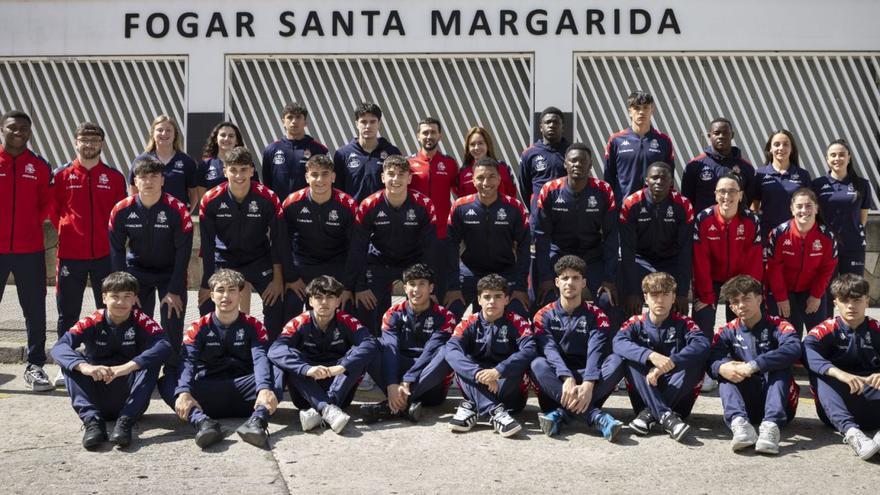 Los jugadores de la residencia del Deportivo posan para LA OPINIÓN en la entrada del centro. | RCD