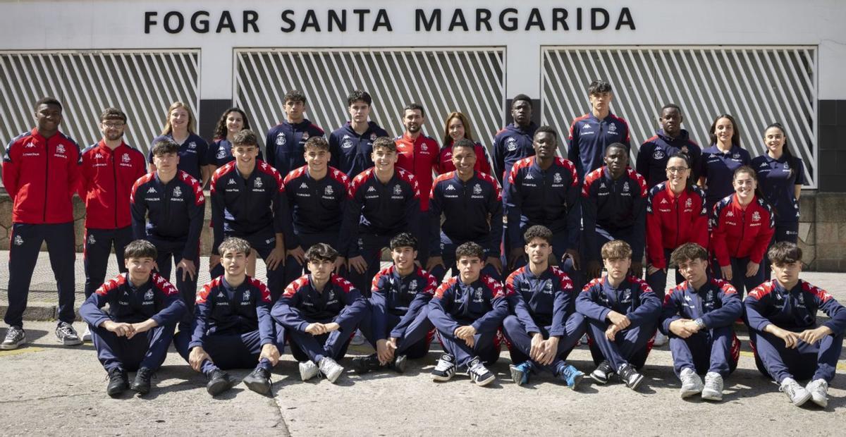 Los jugadores de la residencia del Deportivo posan para LA OPINIÓN en la entrada del centro. | RCD