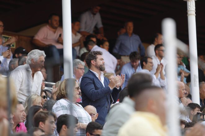 De Espinosa de los Monteros a Esperanza Aguirre: el ambiente en la plaza de toros de Gijón, en imágenes