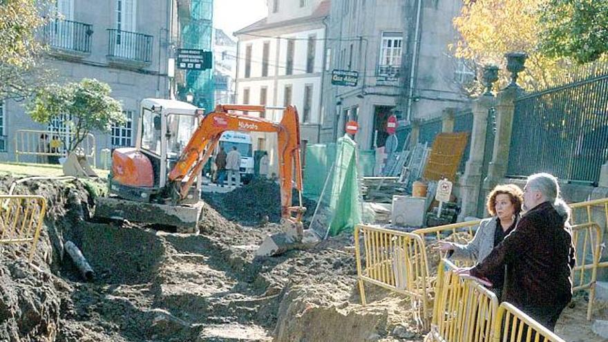 Teresa Casal y el arqueólogo municipal observan el hallazgo.