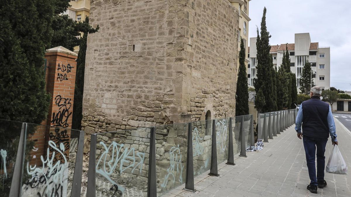 Estado actual de Torre Ferrer, con sus exteriores vandalizados.