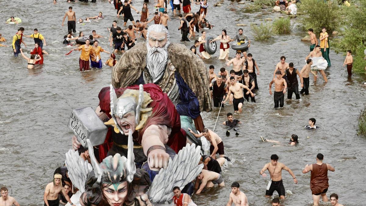Así fue el Descenso Folklórico del Nalón, la gran fiesta de las Cuencas: 8.500 romeros y miles de espectadores con 41 embarcaciones