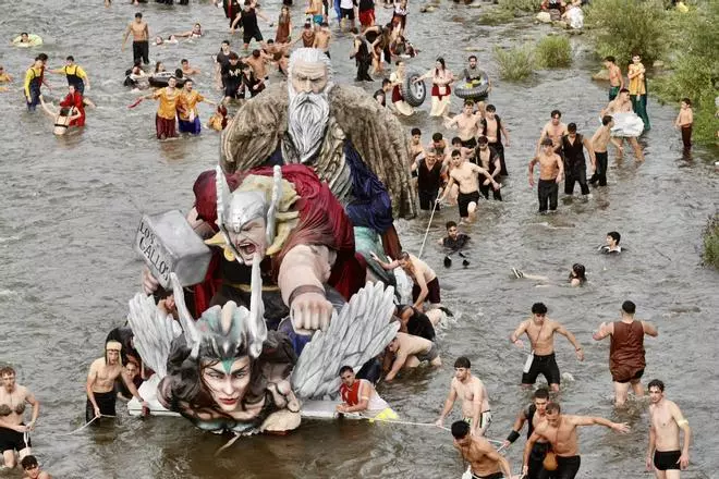 Así fue el Descenso Folklórico del Nalón, la gran fiesta de las Cuencas: 8.500 romeros y miles de espectadores con 41 embarcaciones