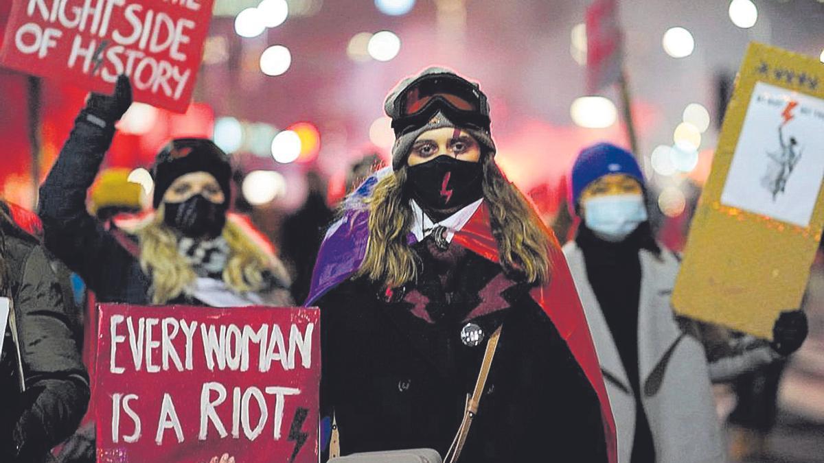 Mujeres protestan el pasado enero en Varsovia tras la sentencia que restringe el aborto en el país. A.Szmigiel/reuters