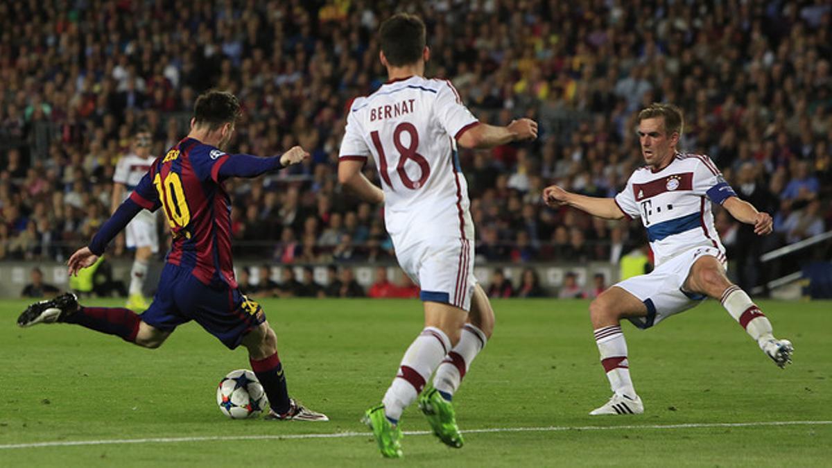 Messi se dispone a marcar el primer tanto del Barça ante el Bayern en el Camp Nou