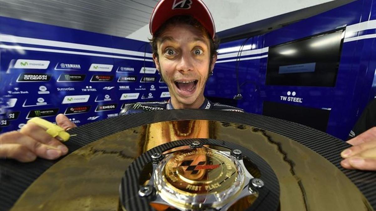 Valentino Rossi posa, en plan Rafael Nadal, con el trofeo que le acredita como ganador, el pasado domingo, del GP de Australia disputado en Phillip Island.