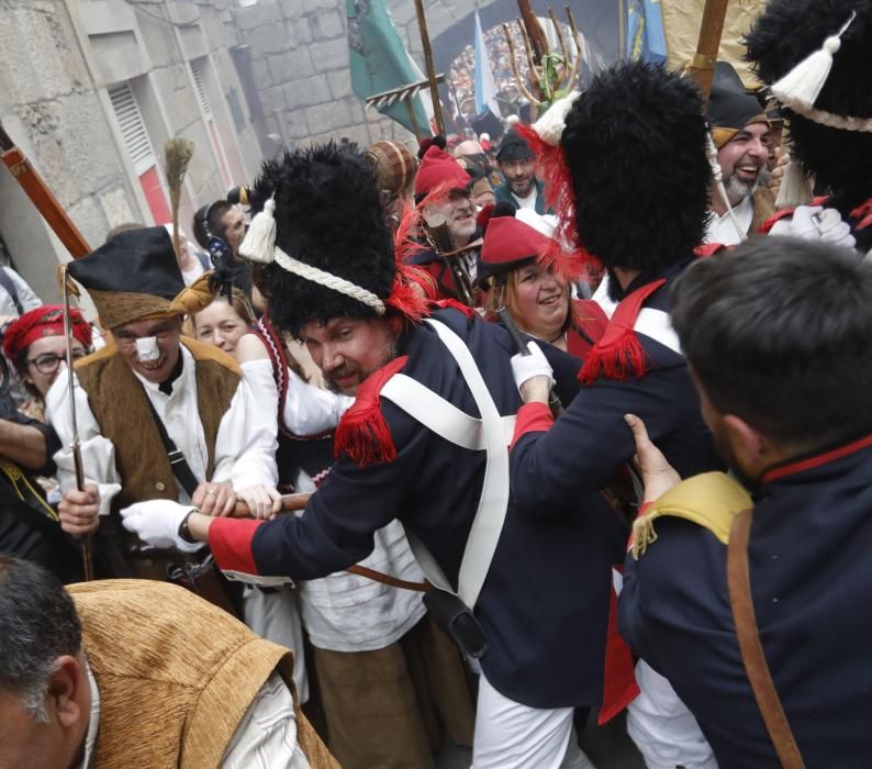 La representación de la expulsión de las tropas invasoras francesas congrega en el casco histórico a miles de personas para disfrutar del broche de oro a un fin de semana de fiesta.