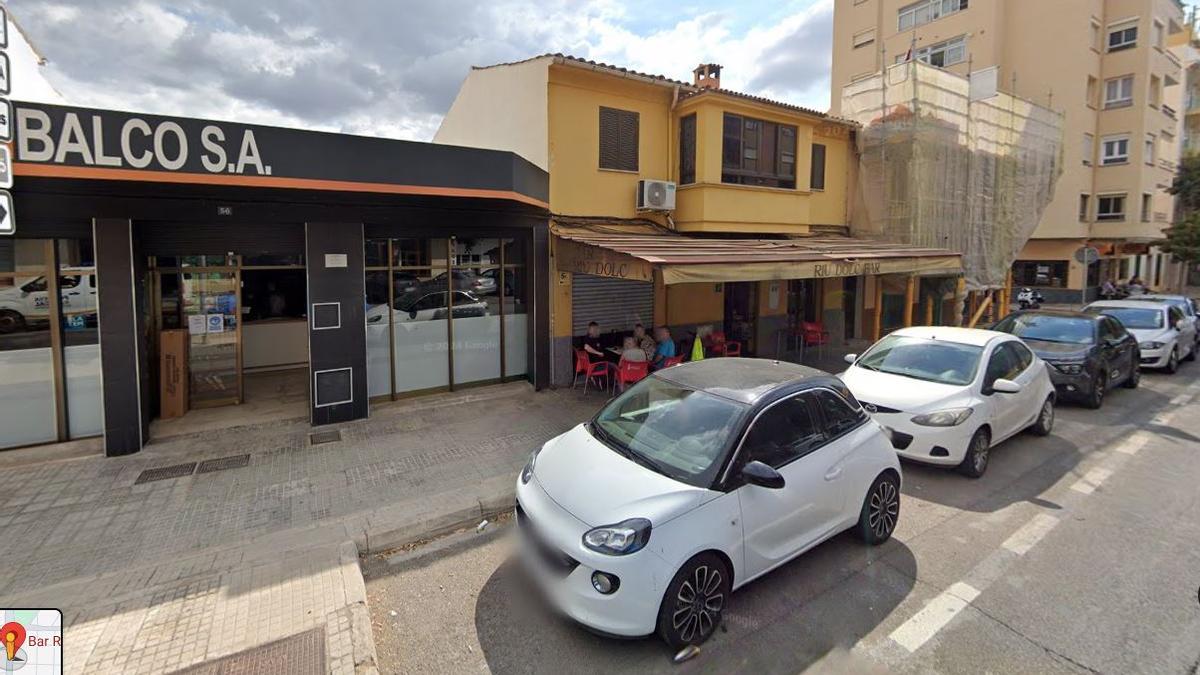 El bar Riu Dolç y la tienda de pinturas donde se levantarán 12 pisos de lujo en Palma.