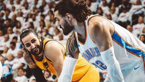 Ricky junto a Steven Adams en el partido de ayer de los Play-off.