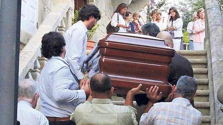 Familiares de Rita Regojo Otero portan el féretro a su llegada a la capilla ardiente, en el pazo de Santa Teresa, en Redondela.  // Ricardo Grobas