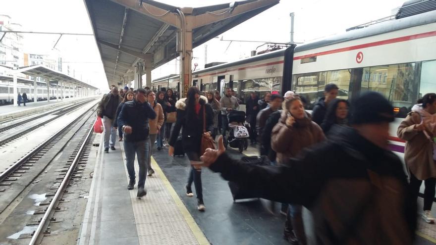 Un tren con 201 pasajeros se queda sin calefacción durante una hora en la línea Ciudad Real-València