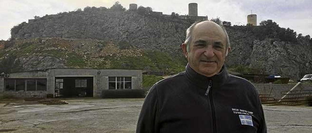 Toni Martorell Adrover, presidente de la Associació de Pedreres de Mallorca, posa en su cantera, en proceso de restauración desde los años 90, del Puig dels Molins de Felanitx.