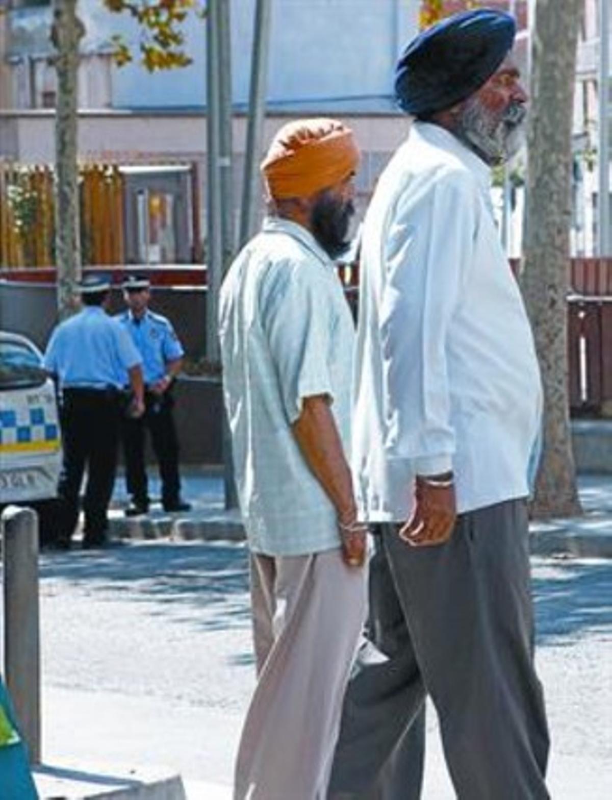 Dos immigrants asiàtics, en un carrer de Badalona.