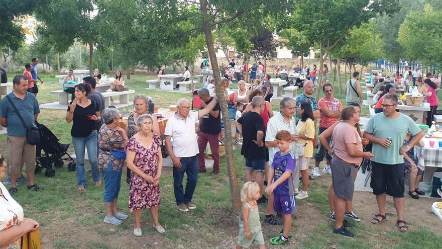 Vecinos de Venialbo en una merienda popular organizada en el nuevo parque. | Cedida