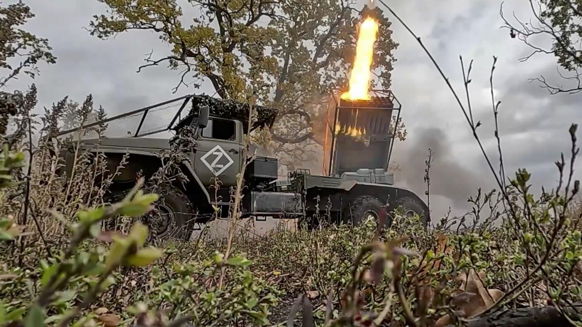 Militares rusos disparando un lanzacohetes múltiple autopropulsado BM-30 «Grad» de 122 mm contra posiciones del ejército ucraniano.