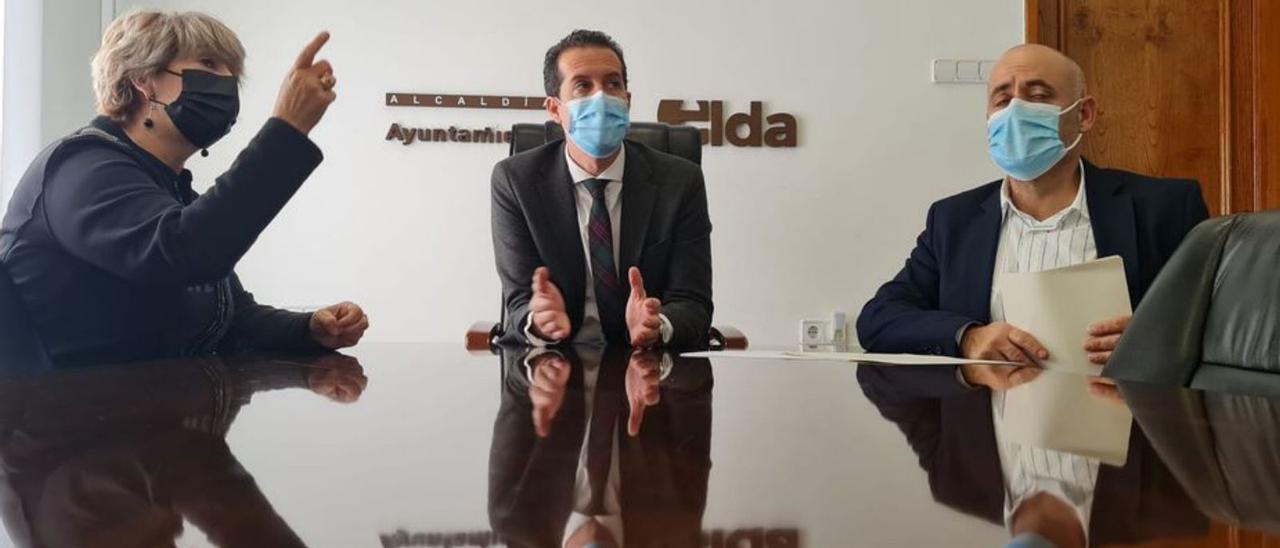 La reunión entre Antonia Moreno y Rubén Alfaro en la Alcadía de Elda. | INFORMACIÓN