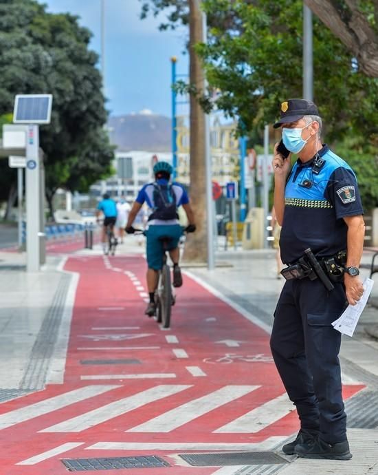 30-08-2020 LAS PALMAS DE GRAN CANARIA. Controles anti Covid. Agentes de la Policia Local en playa Alcaravaneras y Triana. Fotógrafo: ANDRES CRUZ  | 30/08/2020 | Fotógrafo: Andrés Cruz