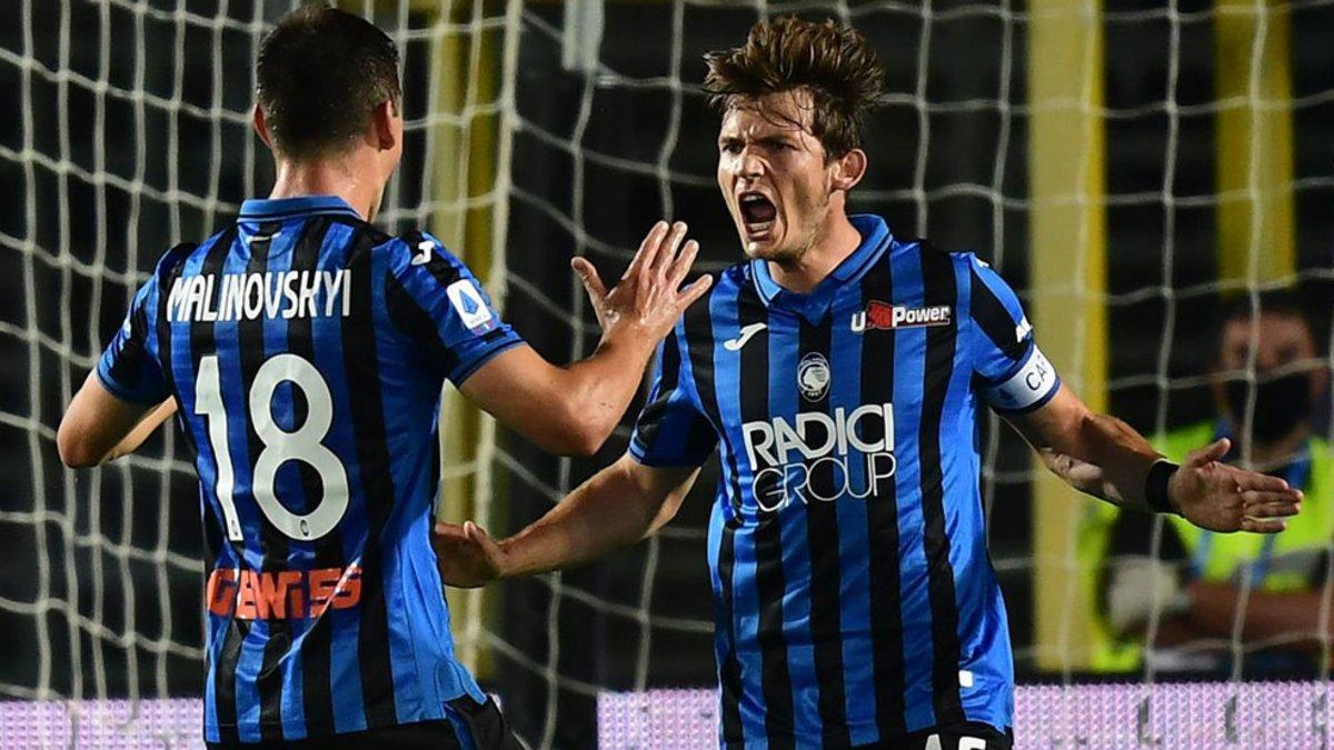 El centrocampista holandés de Atalanta, Marten de Roon, celebra después de anotar el segundo gol de su equipo en el partido de fútbol de la Serie A italiana Atalanta contra Brescia.