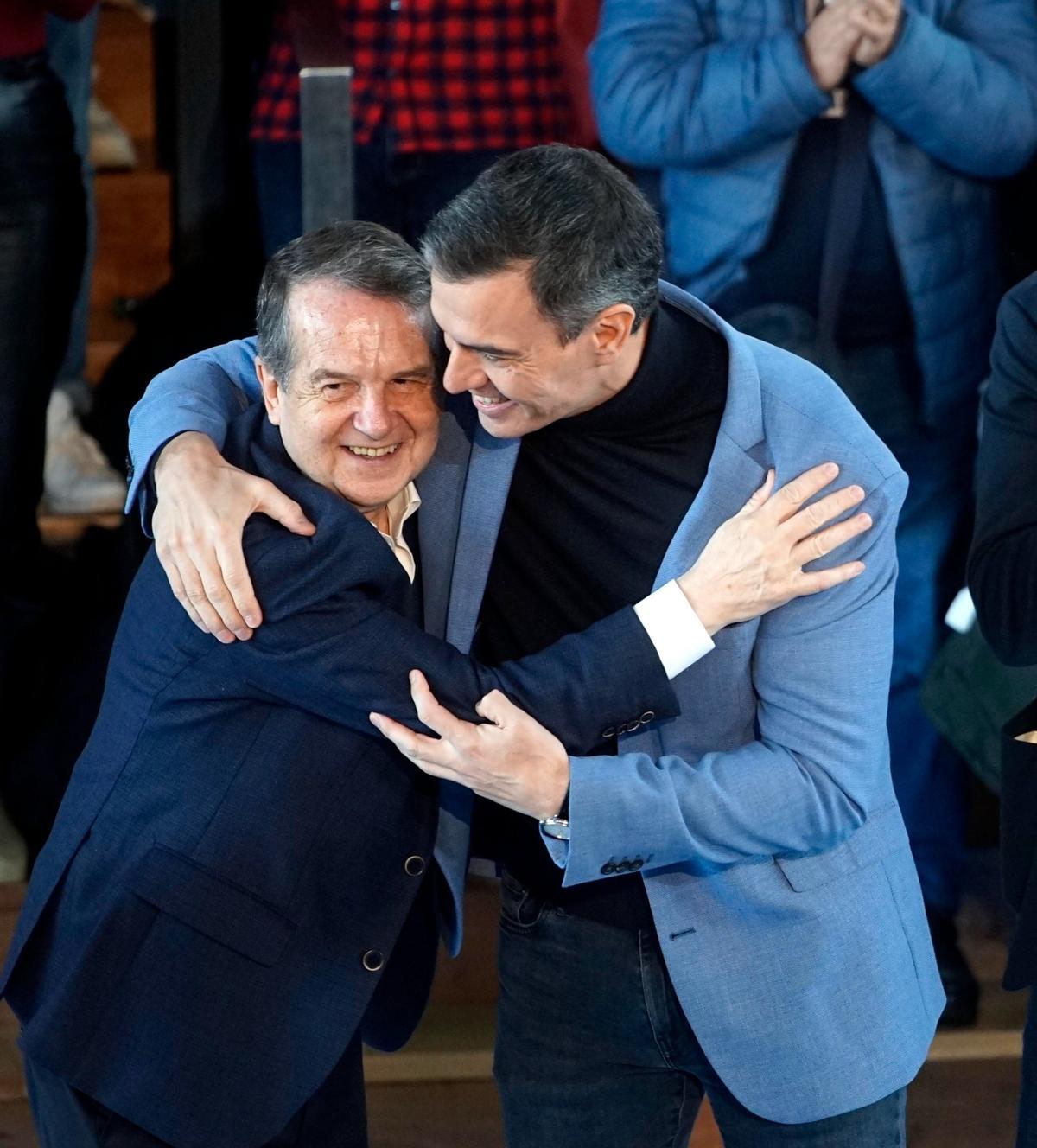 El alcalde de Vigo, Abel Caballero, con el presidente del Gobierno, Pedro Sánchez.